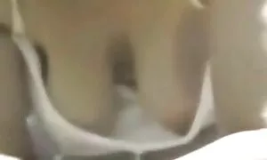 Strastveni jebač s nestašnom crnkom old vintage porno