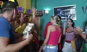 Raskažene sestre igraju public porno movies se s strpljivim