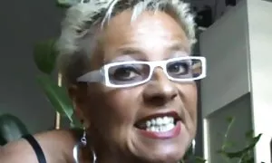 Čovjek jebe kurve u full porno films svim rupama