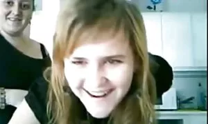 Doggy stil modnog modela na kauču - šokantan porno animirani film video