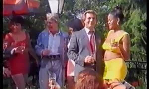 Ljepotica usisava kurac za momka na stolici prno babe
